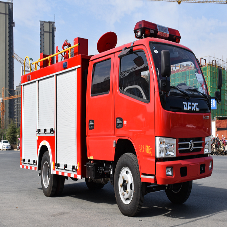 新2.5吨东风多利卡水罐消防车